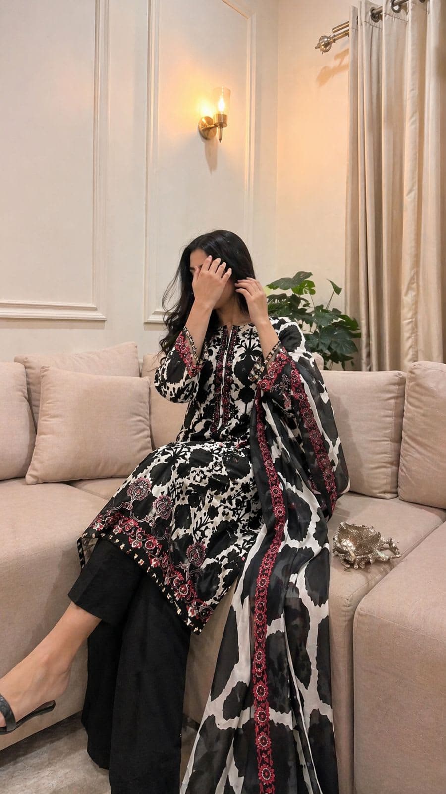 PURE COTTON PRINT WITH EXCLUSIVE PATCH EMBROIDERY - CIFFON DUPATA view 3