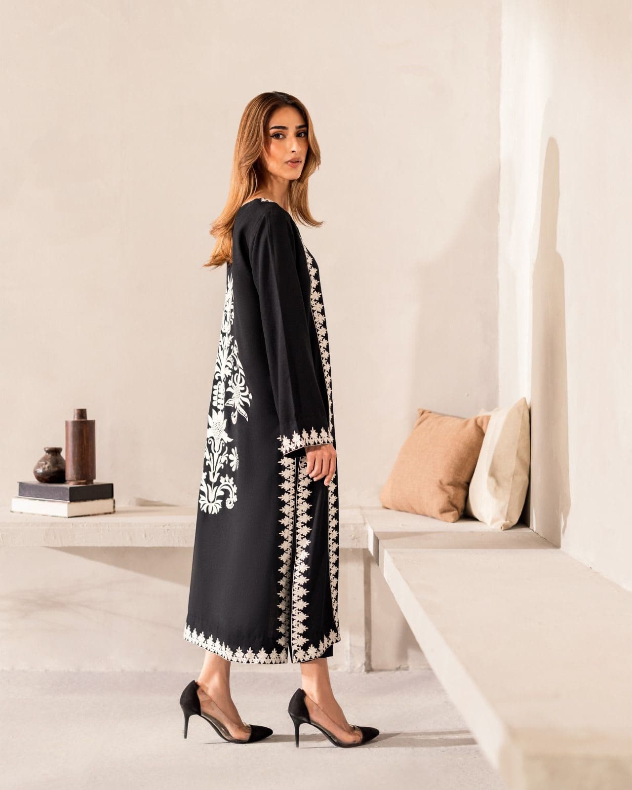 2 PIECE SET DESIGNED WITH INTRICATE DETAILINGS