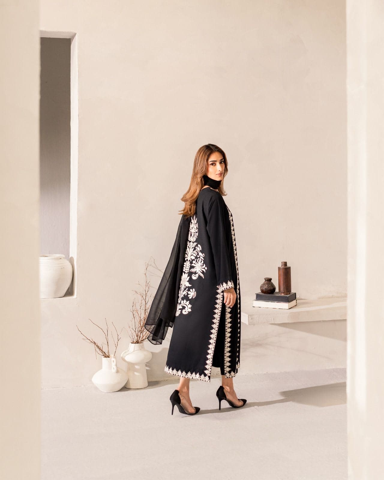 2 PIECE SET DESIGNED WITH INTRICATE DETAILINGS