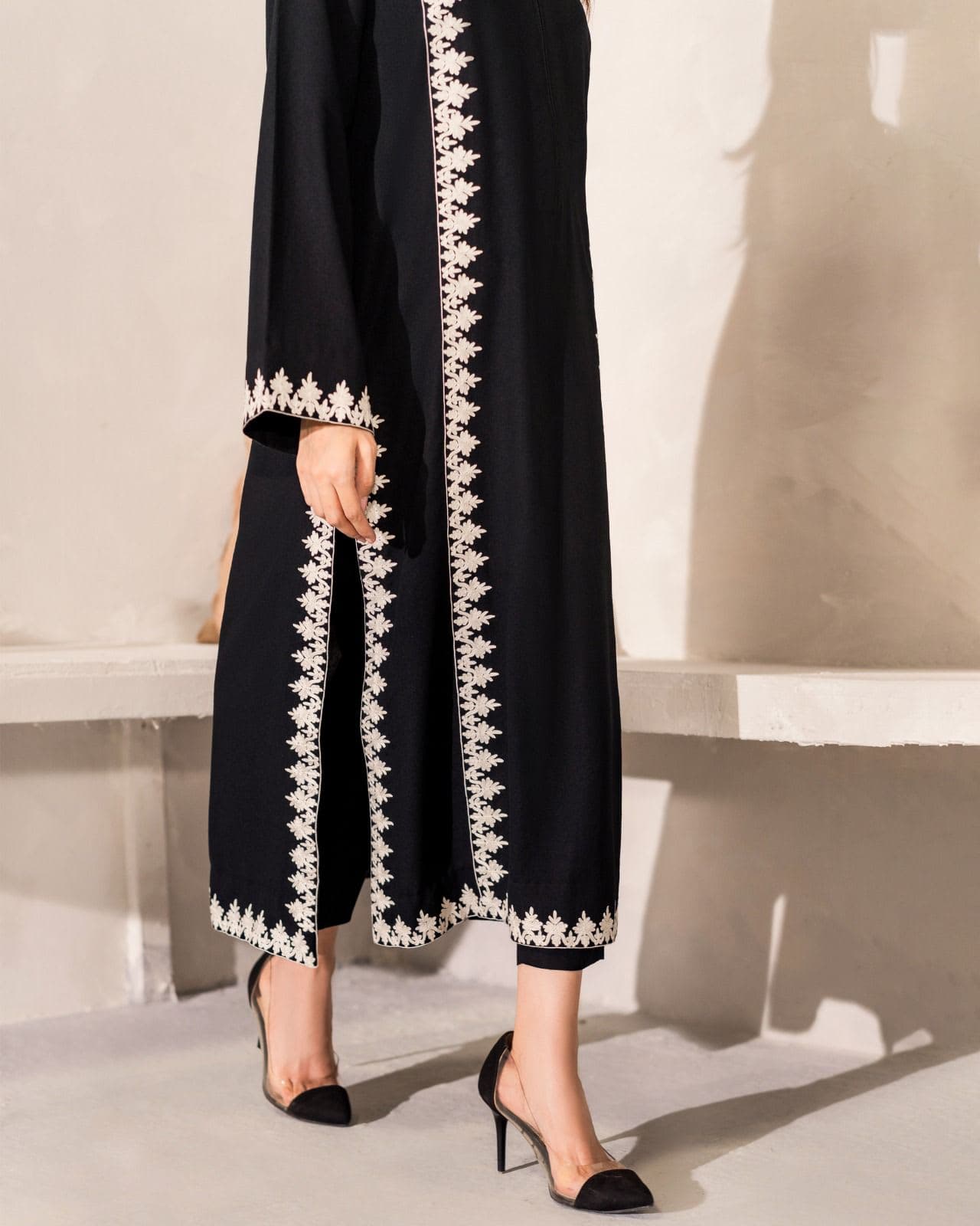 2 PIECE SET DESIGNED WITH INTRICATE DETAILINGS view 4